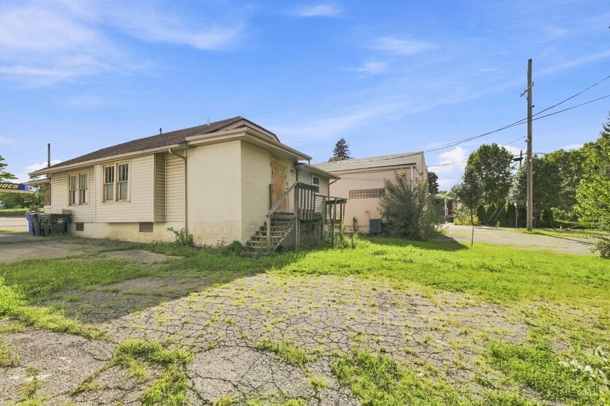 More Photos Of 1077 Millville Ave, Hamilton Freestanding For Sale