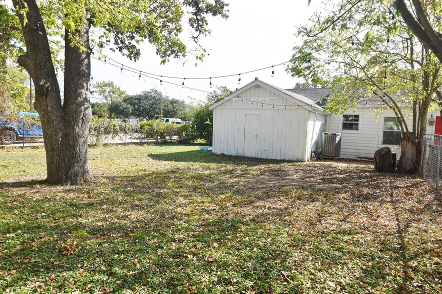 More Photos Of 400 Oak St, Bryan Office Residential For Lease