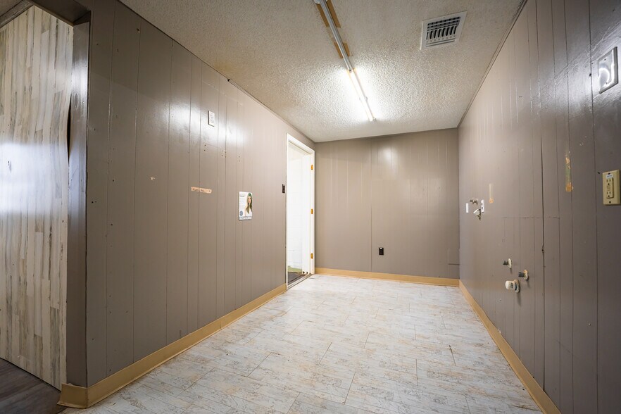 More Photos Of 7050 US Highway 87, San Antonio General Retail For Sale