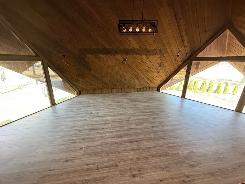 More Photos Of 10804 Wilkshire Blvd, Bolivar Office For Sale