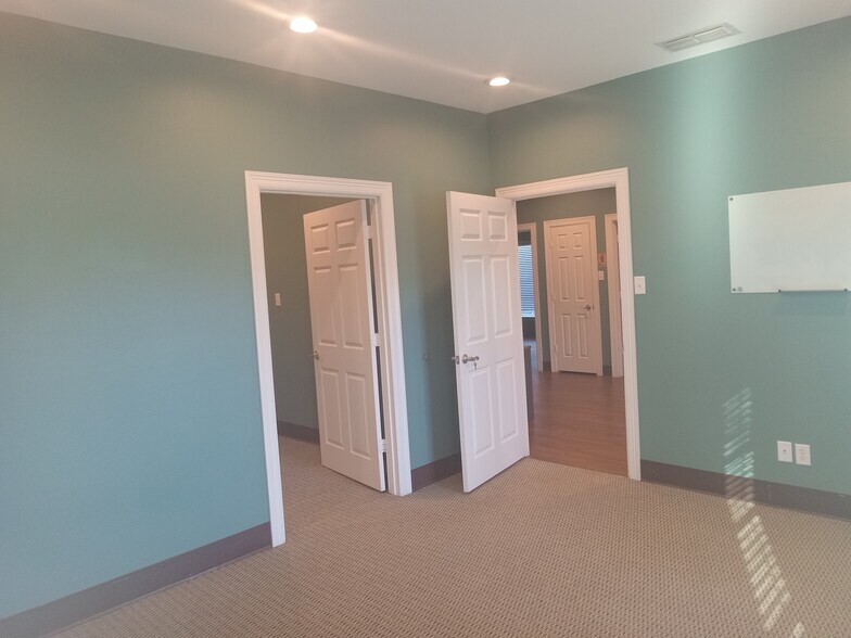 More Photos Of 2702 Calloway Rd, Tyler Office For Lease