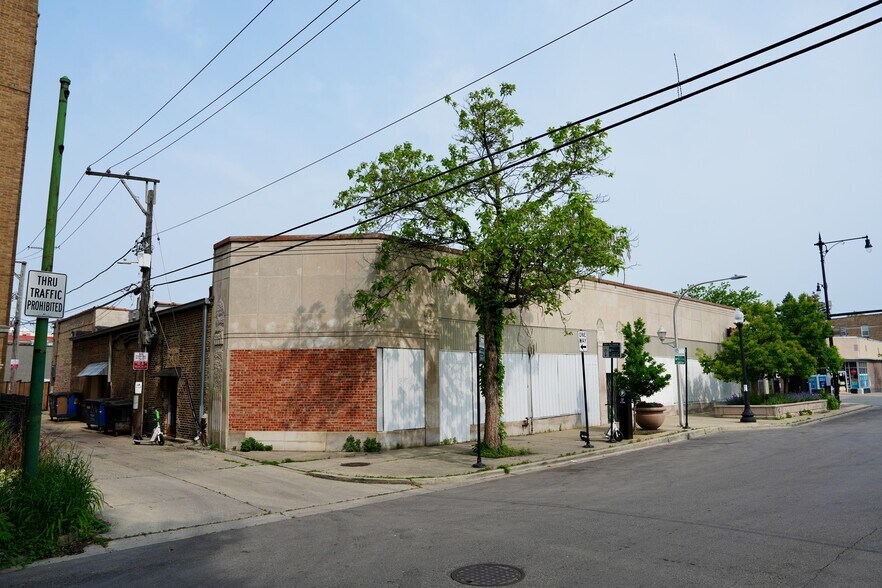 More Photos Of 2001-2009 W Howard St, Chicago Storefront Retail Office For Sale