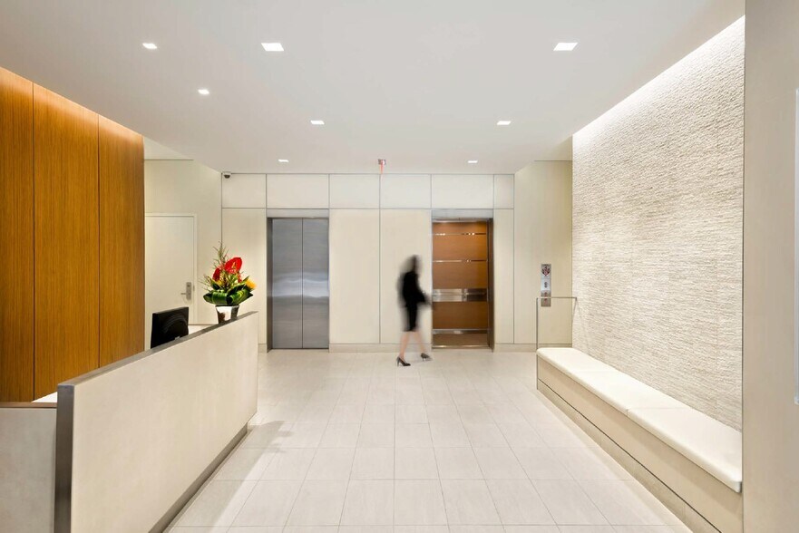 More Photos Of 1000 Vermont Ave NW, Washington Office For Lease