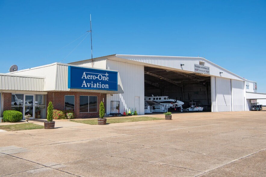 More Photos Of 927 Flight Line Dr, Dothan Airplane Hangar For Sale