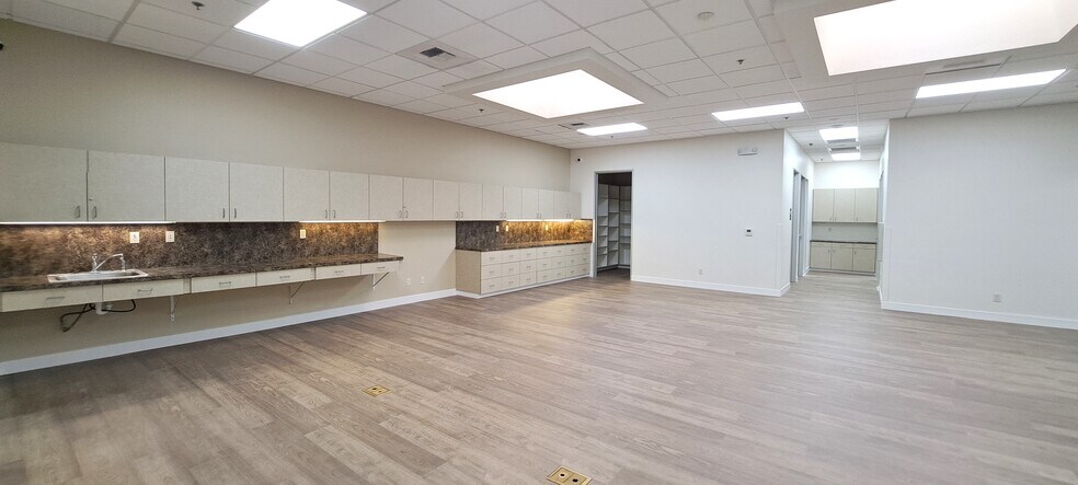 More Photos Of 100 Old River Rd, Bakersfield Medical For Lease