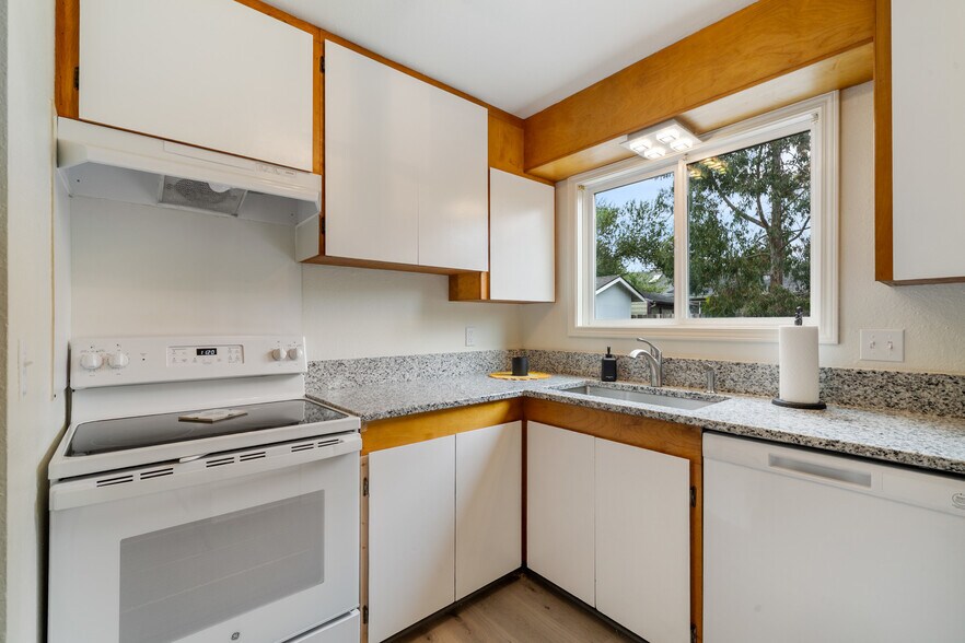 More Photos Of 1009-1011 Grove Ave, Tillamook Apartments For Sale