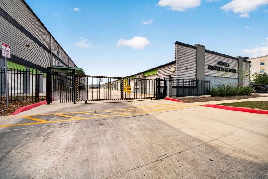 More Photos Of 8114 City Base Landing, San Antonio Unknown For Lease