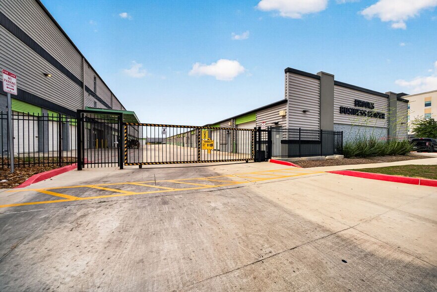 More Photos Of 8114 City Base Landing, San Antonio Unknown For Lease