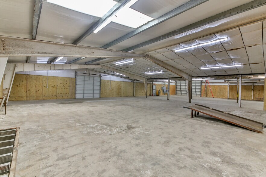 More Photos Of 423 S 8th St, La Porte Distribution For Lease
