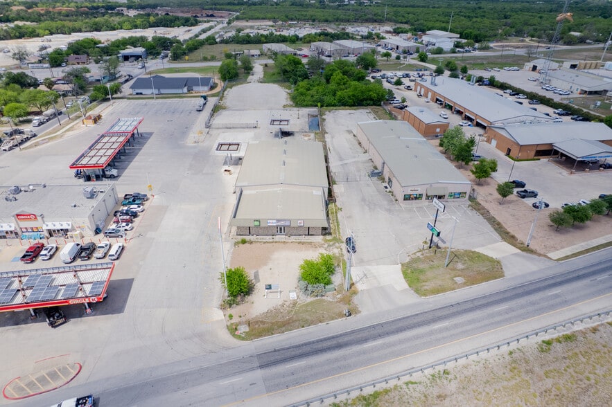 More Photos Of 4320 S Interstate 35, New Braunfels Showroom For Lease