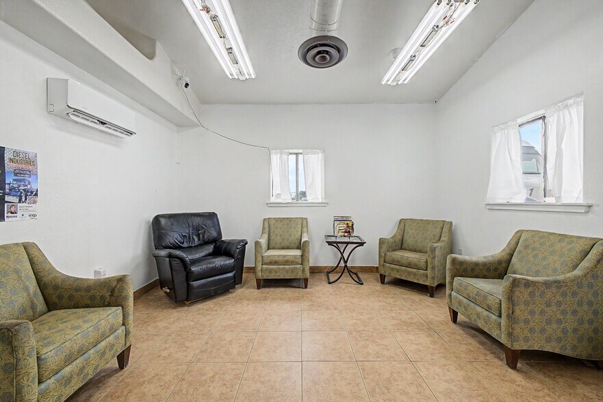 More Photos Of 3050 W 4th Ave, Apache Junction Warehouse For Lease
