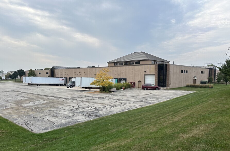 More Photos Of 7200 S 1st St, Oak Creek Manufacturing For Lease