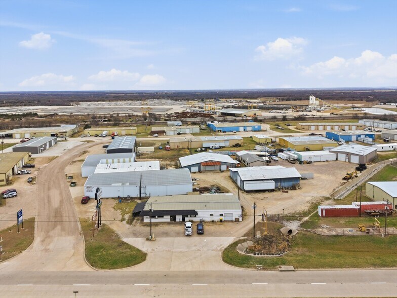 More Photos Of 473-475 S McLennan Dr, Elm Mott Showroom For Lease