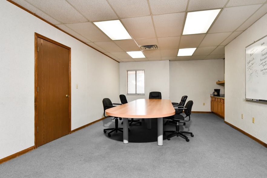 More Photos Of 913 W Holmes Rd, Lansing Medical For Sale