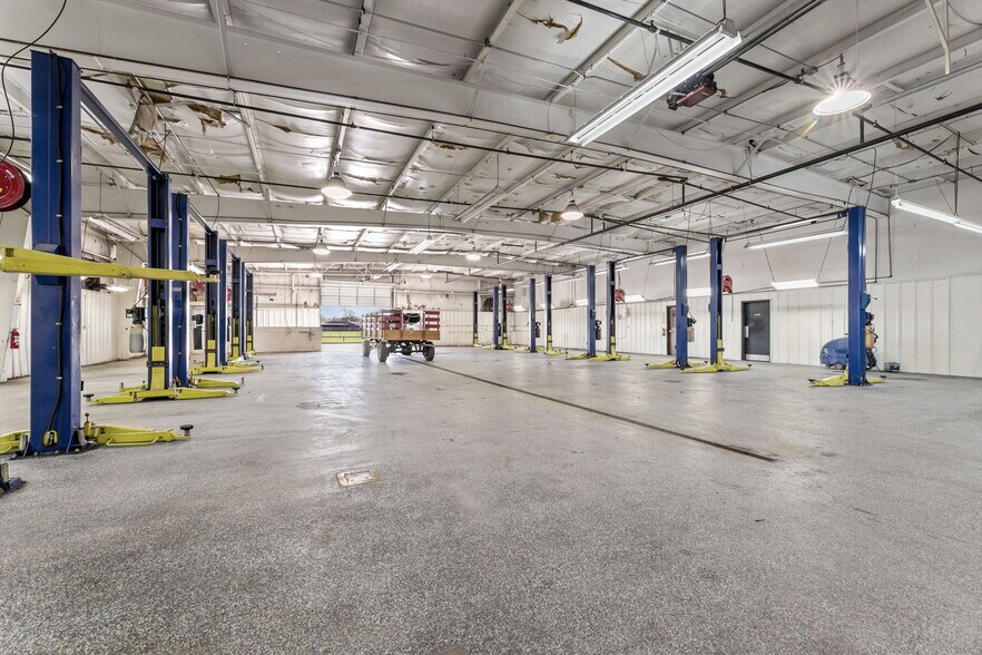 More Photos Of 940 N I-35 E, Lancaster Auto Dealership For Lease