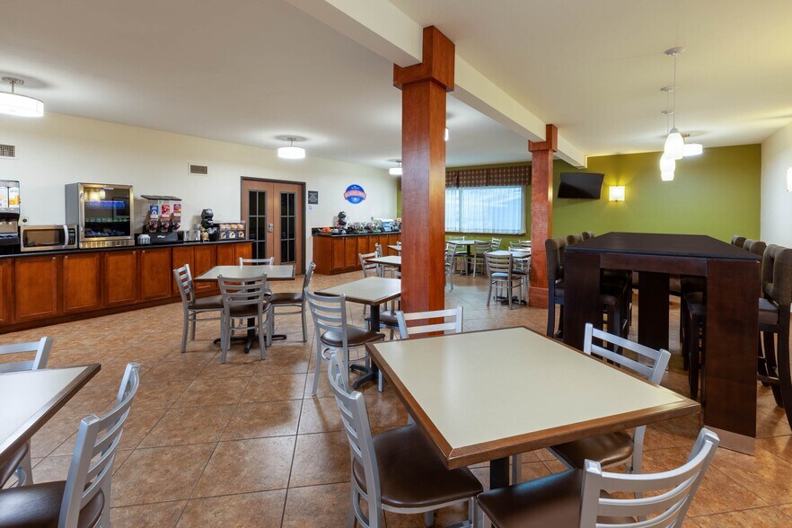 More Photos Of 1400 US Highway 31, Beulah Hotel For Sale
