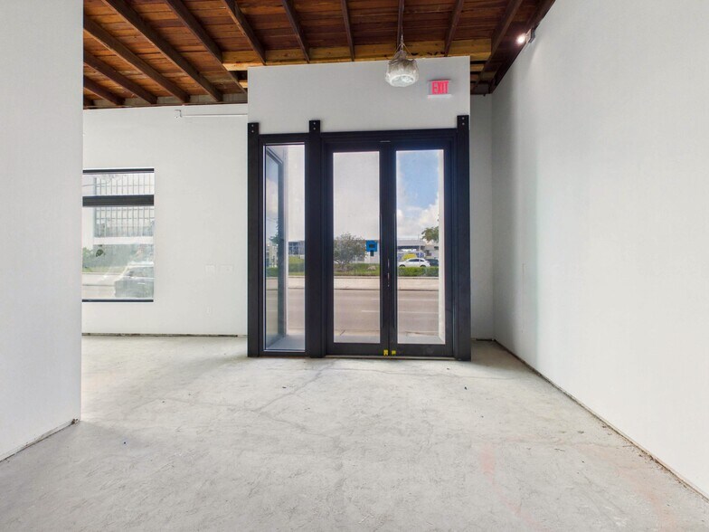 More Photos Of 1111 5th Ave S, Naples Freestanding For Sale