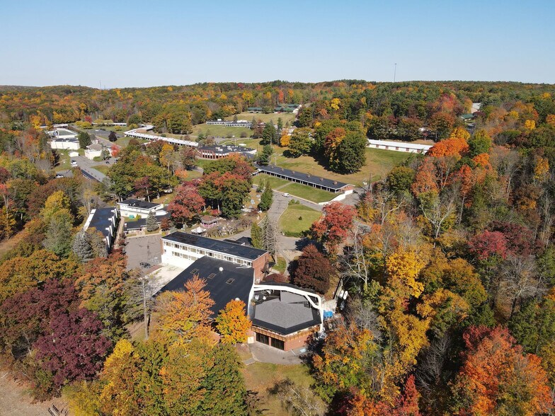 More Photos Of 194 Lakeview Dr, Lakeville Hotel For Sale