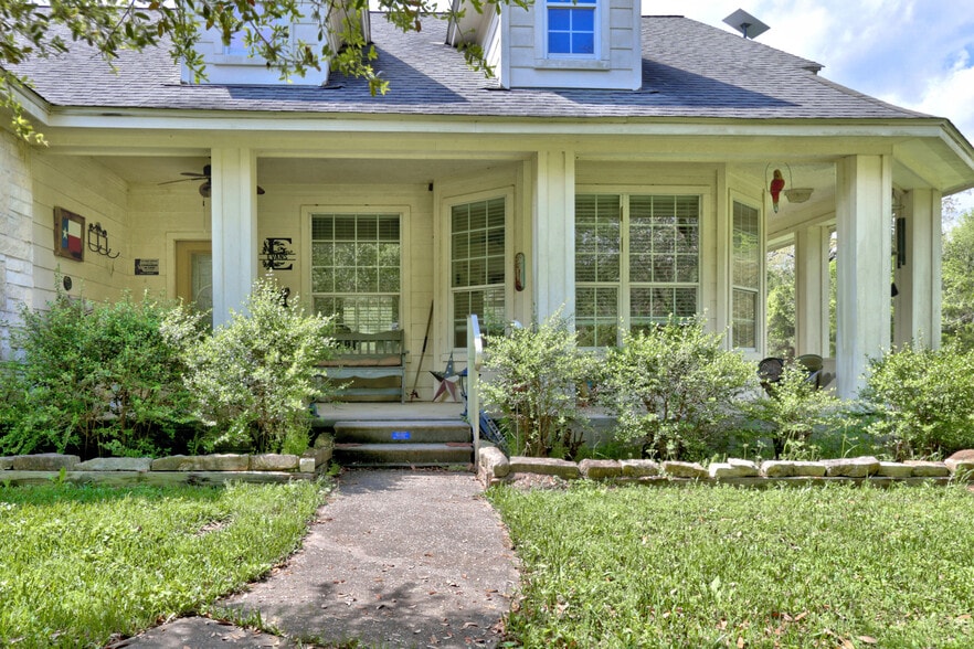 More Photos Of 18135 N Highway 75, Willis Specialty For Sale