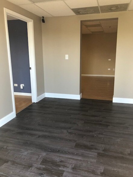 More Photos Of 189 Poplar Pl, North Aurora Warehouse For Lease