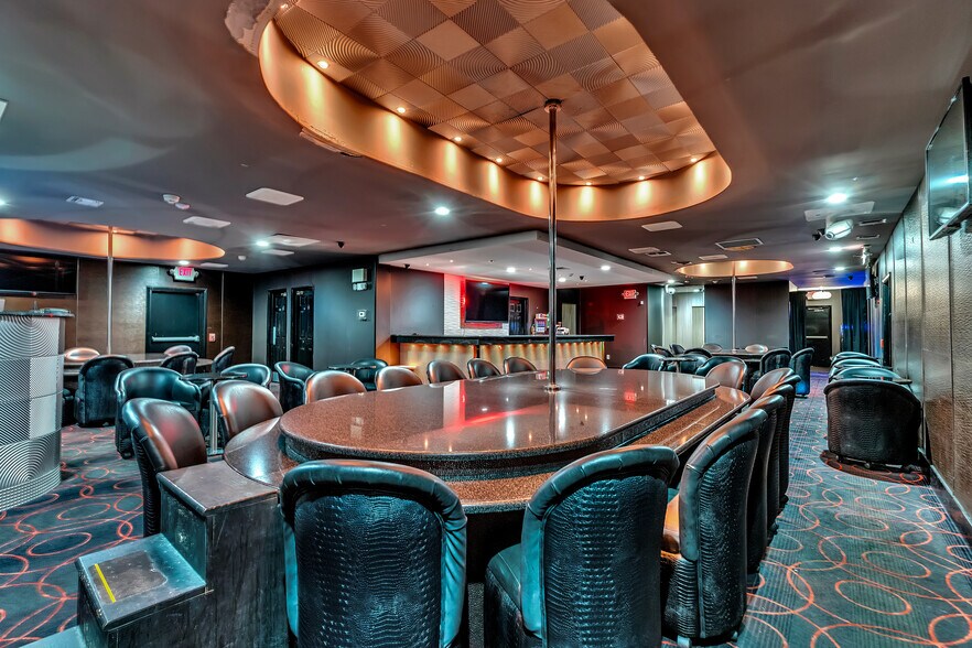 More Photos Of 1137 Bordentown Rd, Burlington Bar For Sale