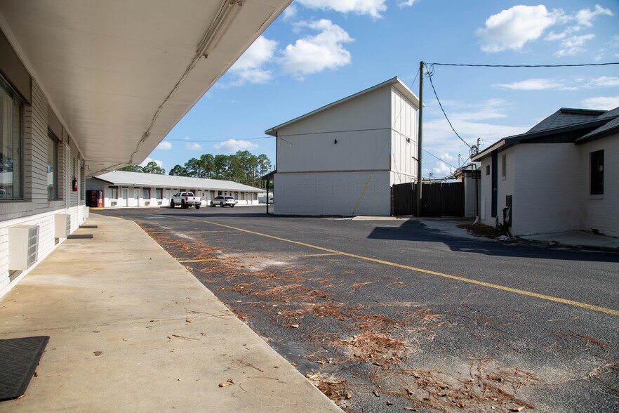 More Photos Of 539 S Main St, Baxley Hotel For Sale
