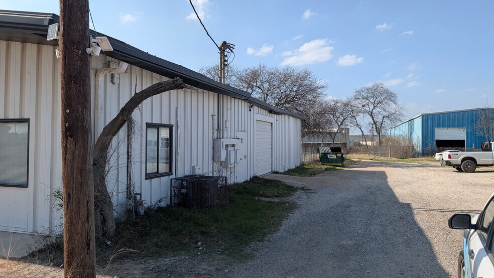 More Photos Of 10855 N I-35 Fwy, San Antonio Service For Lease