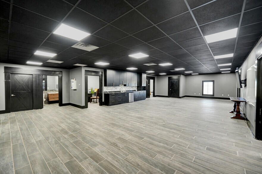 More Photos Of 9013 W County Road 160, Midland Showroom For Sale