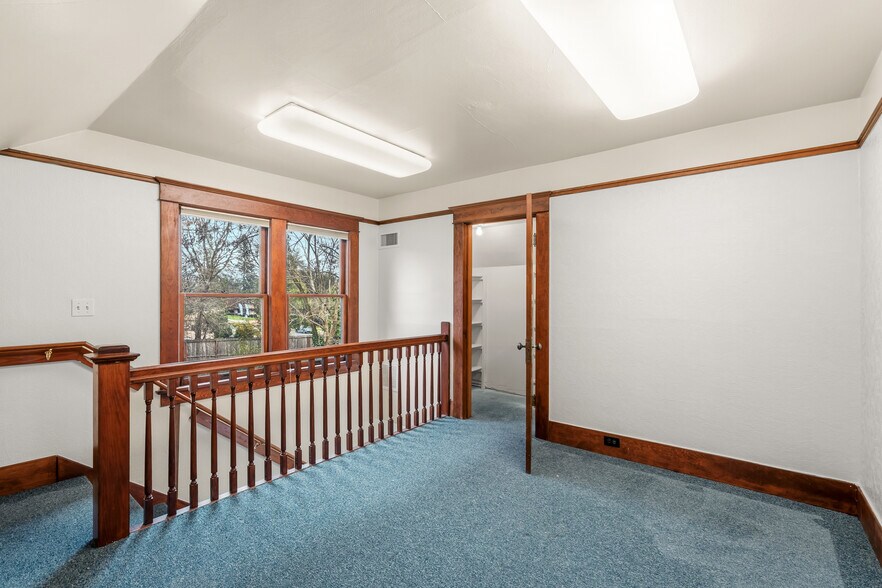 More Photos Of 858 NE A St, Grants Pass Office Residential For Sale