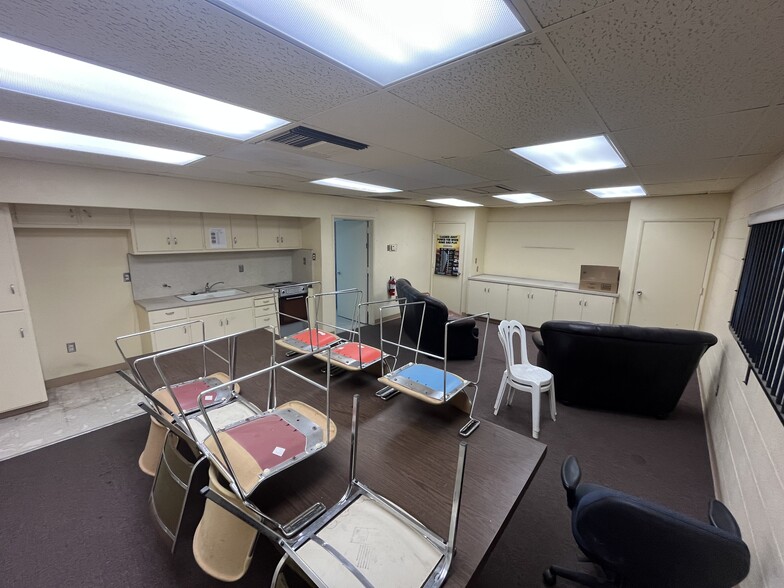 More Photos Of 1919 Columbus St, Bakersfield Warehouse For Sale