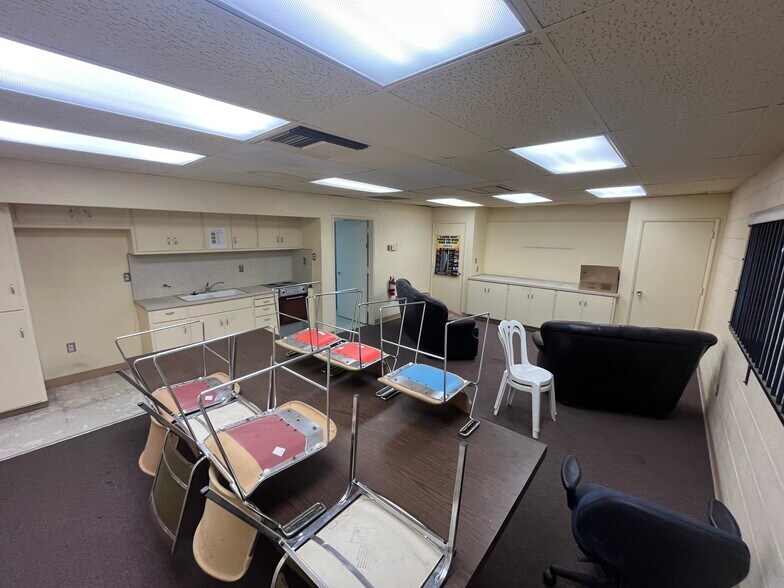 More Photos Of 1919 Columbus St, Bakersfield Warehouse For Lease