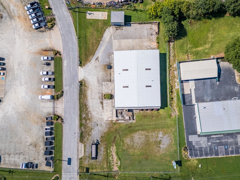 More Photos Of 1585 Access Rd, Covington Flex For Lease
