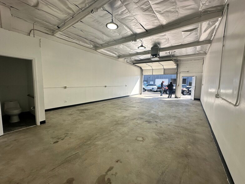 More Photos Of 14723-14825 Oxnard St, Van Nuys Unknown For Lease