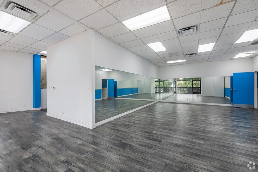 More Photos Of 8205 Santa Monica Blvd, West Hollywood General Retail For Lease