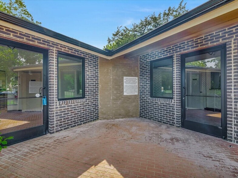 More Photos Of 202 S Temple Dr, Diboll Flex For Lease