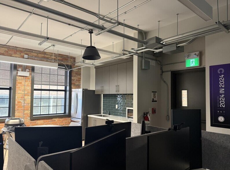 More Photos Of 46-58 Chatham St W, Windsor Office For Lease