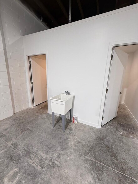 More Photos Of 3601-3605 E 8th St, Los Angeles Distribution For Lease