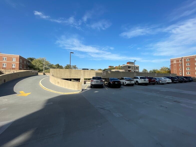 More Photos Of 8001 Lincoln Ave, Skokie Office Residential For Lease