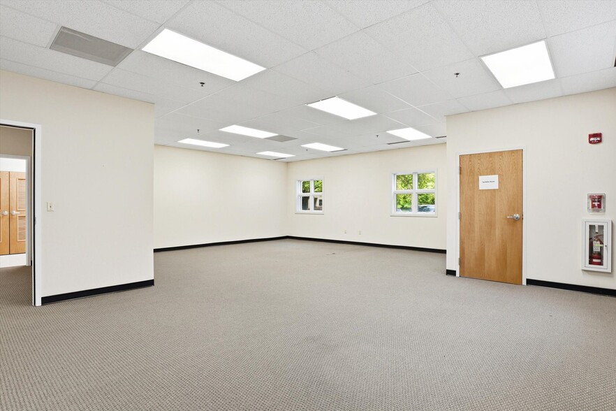 More Photos Of 15 Roszel Rd, West Windsor Office For Sale