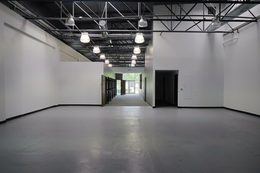 More Photos Of 2727 W Mockingbird Ln, Dallas Unknown For Lease