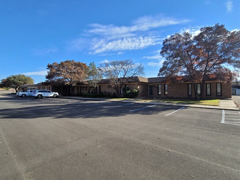 More Photos Of 3311-3313 81st St, Lubbock Medical For Lease
