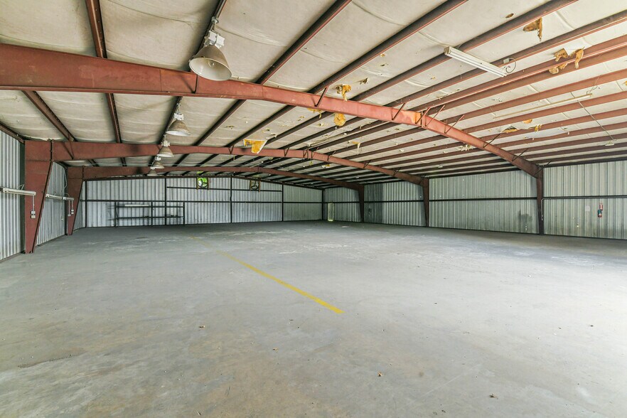 More Photos Of 1608 Highway 290 W, Brenham Showroom For Lease