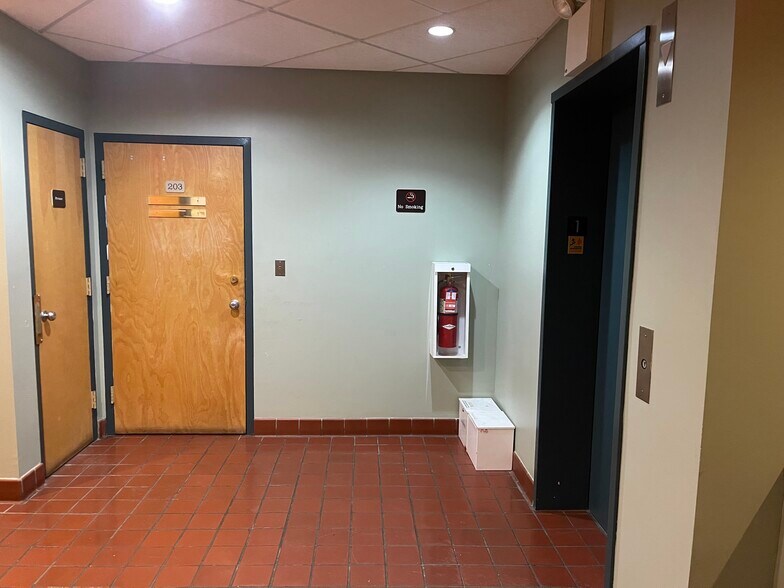 More Photos Of 71 Todt Hill Rd, Staten Island Medical For Lease