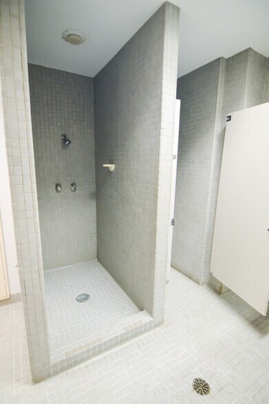 More Photos Of 40 NE Loop 410, San Antonio Office For Sale