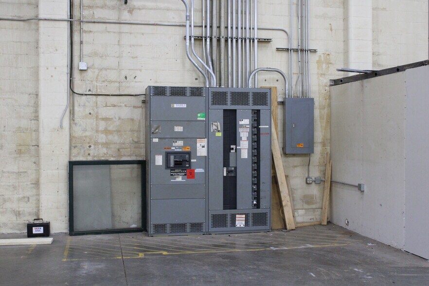 More Photos Of 1777 Oakdale Ave, West Saint Paul Manufacturing For Lease