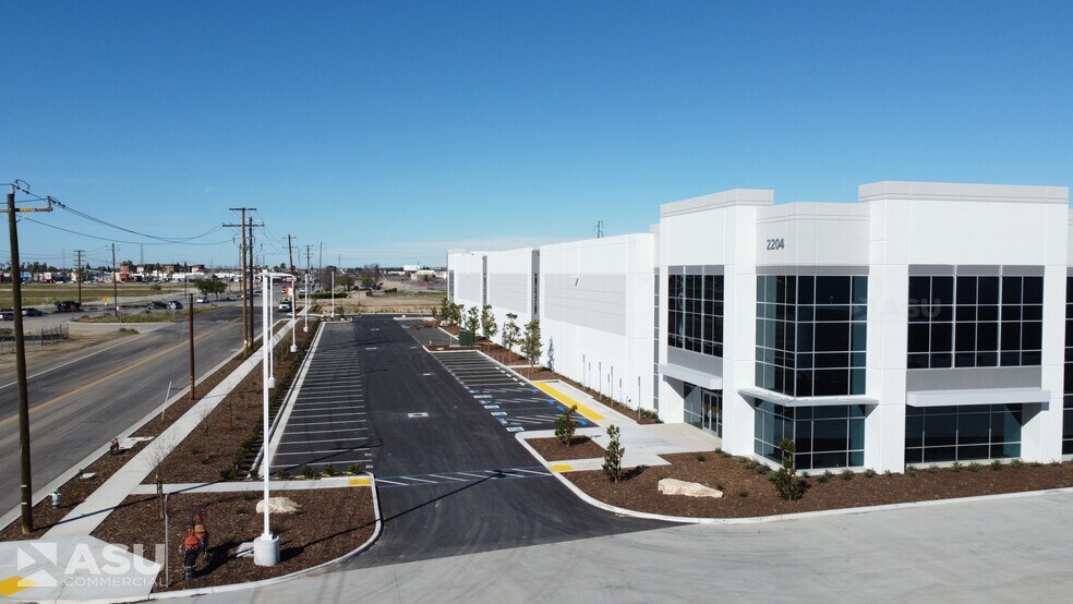 More Photos Of 2204 Coffee Rd, Bakersfield Showroom For Lease