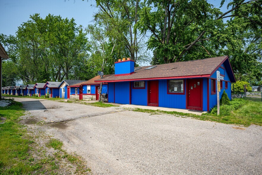 More Photos Of 8230 Highland Rd, White Lake Hotel For Sale