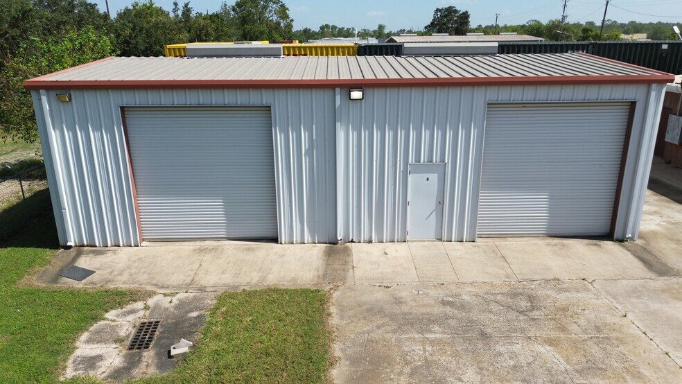 More Photos Of 3419 Trailmobile Dr, Houston Office For Sale