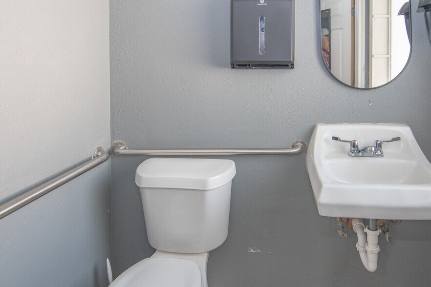 More Photos Of 2208 Austin Ave, Brownwood Flex For Sale