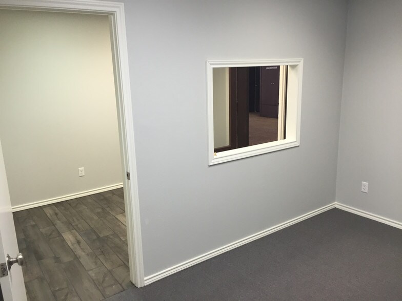 More Photos Of 951 W Pipeline Rd, Hurst Office For Lease